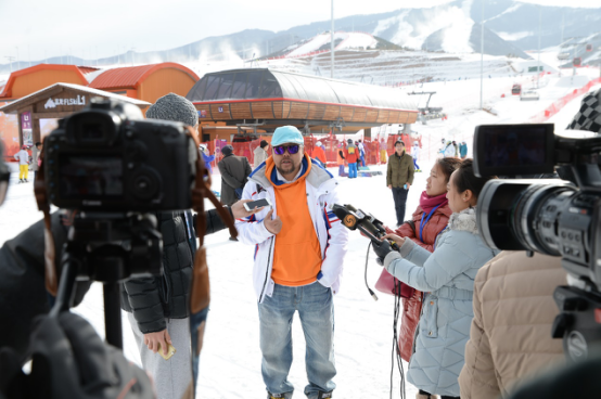 “崇礼全民健身冰雪运动基地揭牌暨富龙冰雪嘉年华启动仪式”正式举行