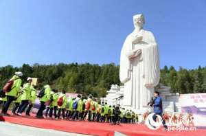 青山绿水中展现思想活水 “朱子雕像”武夷山揭幕