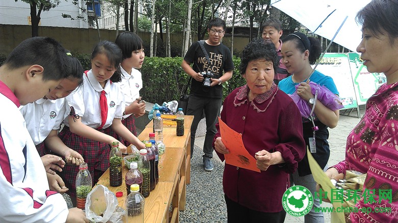 学生向居民展示酵素制作过程