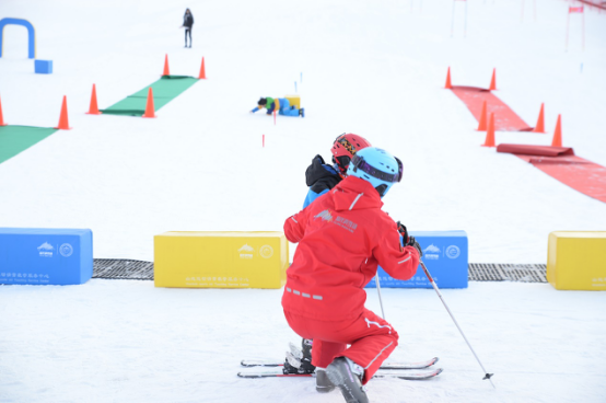 “崇礼全民健身冰雪运动基地揭牌暨富龙冰雪嘉年华启动仪式”正式举行