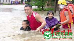 广东增城从化市遭暴雨 水淹成泽国行车如行船