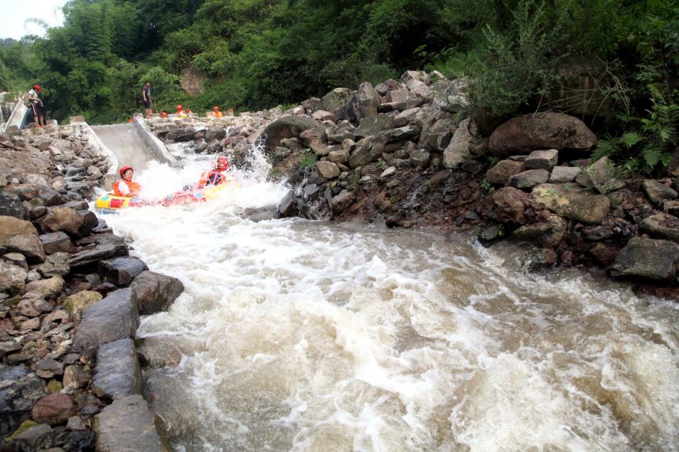 重庆龙浒峡漂流惊现超长“水中滑梯”