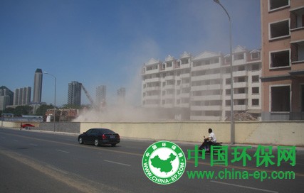 北京市启动大气防治条例执法检查行动 望京一无遮盖工地拿到首张罚单