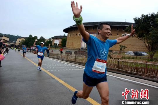 “土楼之乡”福建永定举办环土楼国际山地马拉松赛