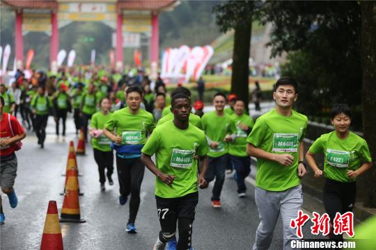 2016全国群众登山健身大会暨第十二届中国黄山国际登山大会13日在黄山南大门拉开帷幕，共有来自世界17个国家和地区的2000多名登山和越野爱好者参加。　施亚磊 摄