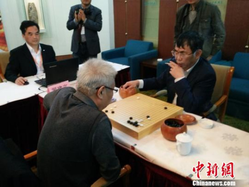 “棋圣”聂卫平正在与前中国围棋协会副主席罗建文对弈。　钟升 摄