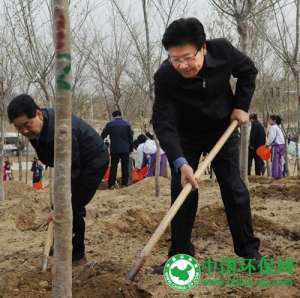 张春贤和少先队员参加义务植树活动 强调全社会要坚持爱护绿色播种绿色