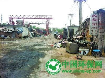 北京马驹桥盘踞超大废品集散地 河水恶臭垃圾遍地