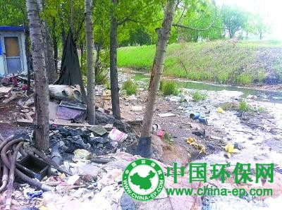 北京马驹桥盘踞超大废品集散地 河水恶臭垃圾遍地