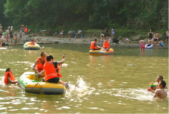 都江堰夏季玩水，天然凉爽你一天