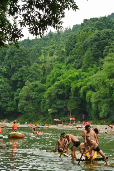 都江堰夏季玩水，天然凉爽你一天