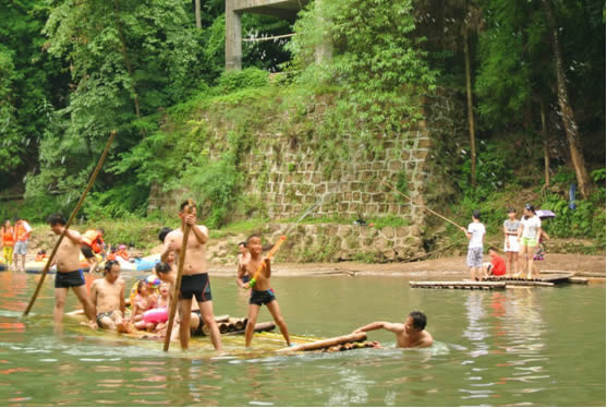 都江堰夏季玩水，天然凉爽你一天